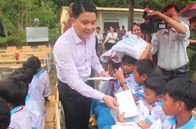Phó Chủ tịch UBND tỉnh Trần Văn Tân thăm, tặng quà trẻ em tại Đông Giang và Tây Giang