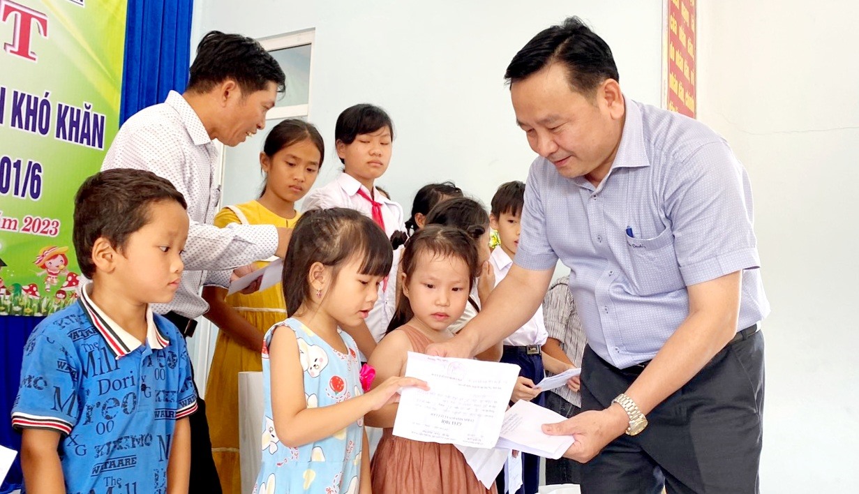 Phó Chủ tịch HĐND tỉnh Nguyễn Công Thanh tặng quà trẻ em xã Quế Lâm