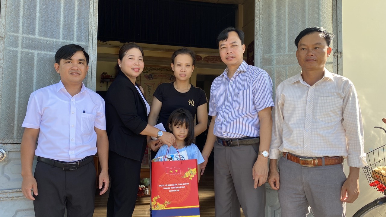 Lãnh đạo huyện Nông Sơn tặng quà trẻ em có hoàn cảnh đặc biệt khó khăn